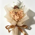 Handgefertigter Mini-Trockenblumenstrauß konservierte Hortensie mit braunem Band Geschenk. - Stil 12