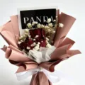 Kleiner Mini Trockenblumen Strauß rote Rose und Schleierkraut mit rosa Geschenkpapier - Stil 13