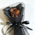 Mini Trockenrosen Blumenstrauß in schwarzem Geschenkpapier mit Tüll und Schleife für Geschenke. - Stil 14