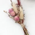 Mini Trockenblumenstrauß, handgemachtes Blumenarrangement mit rosa und weißen Hasenschwänzen. - Stil 49