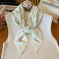 Vue détaillée de l'écharpe longue en mousseline style coréen, motif d'hirondelle, tissu doux et léger. - Imprimé Hirondelle
