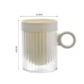 Minimalistischer Plastik Mundbecher mit Ringgriff und klarem RillenDesign für den täglichen BadGebrauch. - Weiß