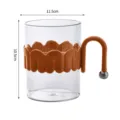Transparenter Mundbecher mit orangefarbenem Wellenmuster und einzigartigem U-Griff. - Kaffeebraun