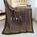 Detailansicht eines 90 cm quadratischen Schals mit geometrischem Print und LOVE. - Farbe 26