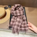 Morbida sciarpa in lana a quadri rosa e marrone, calda stola invernale con frange e scaldacollo. - Colore 14