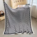 Klassisches schwarz-weißes Chevron-Quadrattuch, elegantes 90cm Frühlingsmode-Schal für Damen. - Farbe 9