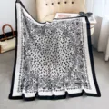 Eleganter schwarz-weißer Paisley-Seidenschal, stilvolles Damen Luxus Mode Accessoire. - Farbe 28