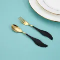 Set cucchiaio e forchetta ali d'angelo in acciaio, posate dessert nero e oro. - nero e oro