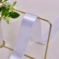 Λευκή σατέν κορδέλα για συσκευασία δώρων, γαμήλια διακόσμηση, χειροτεχνία και αξεσουάρ ραπτικής. - Маύρες Паγιέτες + Леυκή Корδέла
