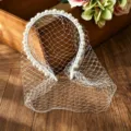 Cerchietto di perle bianche con velo a gabbia, elegante accessorio per capelli vintage. - Rete Bianca