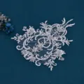 Gedetailleerd overzicht van handgemaakte strass kant applicatie patch voor trouwjurk DIY. - Strass-patch / Wit