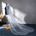 Lange witte bruidssluier met delicate bladerkantrand voor een prachtige romantische trouwstijl. - Lengte 250CM / Wit 250CM