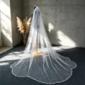 Lange bruidsluier met delicate blijkant rand. Perfect romantisch accessoire voor de trouwdag. - Lengte 250CM / Ivoor 250CM