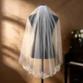 Korte witte bruidsluier met 3D pailletten kantrand, elegante haaraccessoire voor foto's. - Champagne Tule
