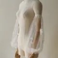 Abnehmbare Tüll Brautärmel transparente Mesh lange Hochzeits Handschuhe mit Schmetterlingen - Einheitsgröße / Gebrochenes Weiß