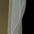 Voile de mariée perlé fait main avec cristaux délicats, accessoire de cheveux élégant. - Longueur Coude / Champagne avec Peigne