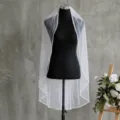 Vue détaillée de l'élégant voile de mariée monocouche avec bord perlé et peigne délicat. - 100cm Long / Blanc
