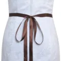 Dettaglio abito in pizzo bianco con variante cintura in nastro di satin marrone, accessorio sposa. - Con nastro marrone