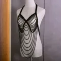 Close-up detail van de zwart kraal halter lichaam ketting met gelaagde kwastjes design. - Zwarte Parel