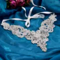Detailansicht des verzierten Perlen Strass Schulterkette falschen Kragens Hochzeitsaccessoire. - Schulterkette / Weiß