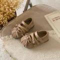 Retro Wildleder Kinder Ballerinas mit Schleife und Kreuzriemen für kleine Mädchen. - Größe 23 Innenlänge 14.7cm / Milchtee-Farbe