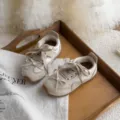 Vue détaillée de baskets pour enfants avec nœuds mignons, semelle souple beige, style charmant. - Pointure 23 (Longueur intérieure 14.5cm) / Abricot