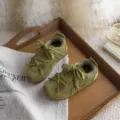Baskets rétro en suédine verte pour enfants avec joli nœud, chaussures casual stylées pour filles. - Pointure 23 (Longueur intérieure 14.5cm) / Vert olive