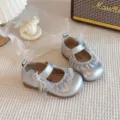 Toddler girl silver Mary Jane shoes featuring delicate lace ruffles and cute pearl bow decorations. - Size 23 Inner 14.0cm / Silver