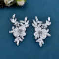 Weisse Perlen Stickerei Spitzen Applikation Detailansicht, Handgemachte Blumennaeher fuer Schuhe. - Doppelte Patches / 2 Stück/Set