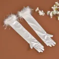 Elegante lange Brauthandschuhe aus Satin mit Federn, weiße Abendhandschuhe für Hochzeit und Party Damen. - Einheitsgröße / Weiß