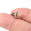 Regenbogen Edelstahl Mond Knorpel Piercing Stecker, detaillierte Nahaufnahme Ansicht. - Regenbogen