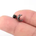 Nahaufnahme Detail des schwarzen Mond Ohr Knorpel Piercing Stiftes mit eleganter Form. - Schwarz