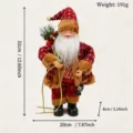 Muñeco de peluche de Papá Noel de pie con bolsa de regalo y linterna decoración navideña. - Papá Noel Tela de Cuadros Rojos