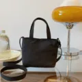 Μικρή μαύρη νάιλον τσάντα ώμου tote για γυναίκες, καθημερινή casual παραλλαγή τσάντας. - Μαύρο