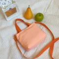 Petit sac bandoulière minimaliste en nylon unicolore avec lanières tissées, style fourre-tout. - Rose