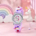 Detalle de primer plano del reloj de cuarzo infantil con correa de silicona de unicornio morado. - Reloj Unicornio Morado