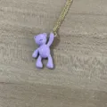 Joli collier pendentif ours émaillé violet avec chaîne dorée, bijoux tendance dopamine style. - Grand ours violet
