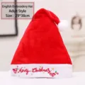 Rode kerstmuts met witte pluche rand en Merry Christmas borduurwerk voor feestelijke decoratie. - Letters Borduurwerk Muts (Volwassenen)