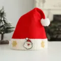 Feestelijke gebreide kerstmuts met kerstmanpatch, witte pluche rand en pompon voor de feestdagen. - Gebreide Kerstman Muts (Volwassenen)