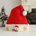Rode gebreide kerstmuts met schattige sneeuwpopdecoratie en pluizige witte rand en pompon. - Gebreide Sneeuwpop Muts (Volwassenen)