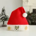Rode gebreide kerstmuts met witte pluche rand, schattig rendier applikatie en gouden vlokken. - Gebreide Rendier Muts (Volwassenen)