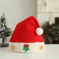 Gebreide rode kerstmuts met witte pluche rand en schattige boomdecoratie voor feest. - Gebreide Kerstboom Muts (Volwassenen)