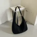 Zwarte suèdelachtige minimalistische schoudertas, grote soepele hobo tas voor dames dagelijks gebruik. - Zwart