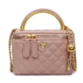 Klassische rosa gesteppte Leder Kosmetiktasche mit goldenem Griff und elegantem Kettengurt. - Rosa