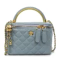 Blaue gesteppte Kosmetiktasche mit goldenem Griff, Kette und edlem Kamelienblüten-Design. - Blau