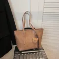 Vintage Leder Shopper Tasche für Damen, große Umhängetasche mit süßem Bären Anhänger. - Ohne Anhänger / Khaki