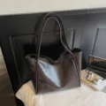 Retro oil wax leather tote bag dark brown versatile shoulder bag large capacity commuter - Brown No Pendant