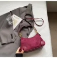 Vintage suede shoulder bag for women, elegant retro hobo handbag with chain strap casual. - No Pendant / Burgundy