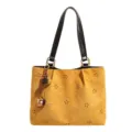 Gelbe Wildleder Schulter Tote Tasche mit Blumen-Ausschnitt, stilvolle koreanische Handtasche. - Mit Anhänger / Gelb