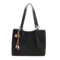 Schwarze Wildleder Umhängetasche mit Blumenmuster, lässige Schultertasche mit Quastenanhänger. - Mit Anhänger / Schwarz